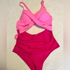 Women’s Large One piece bathing suit with cutout, New w/o tags